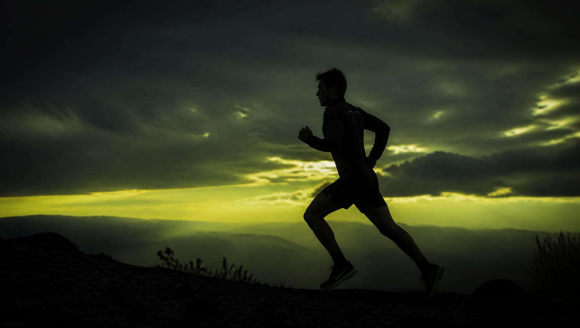 Persona corriendo al amanecer